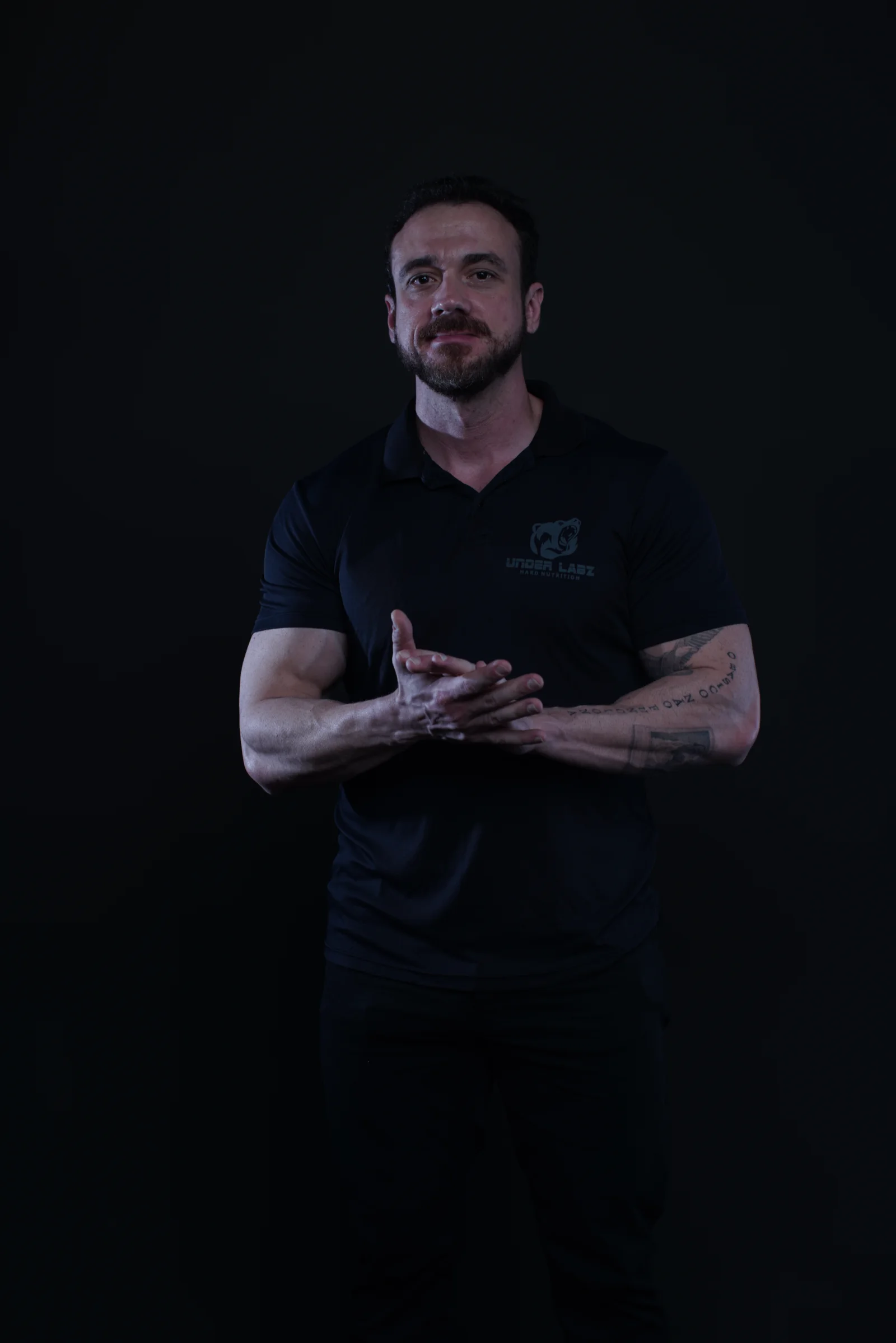 Retrato de estúdio de Will Jardim sobre fundo preto, com iluminação dramática