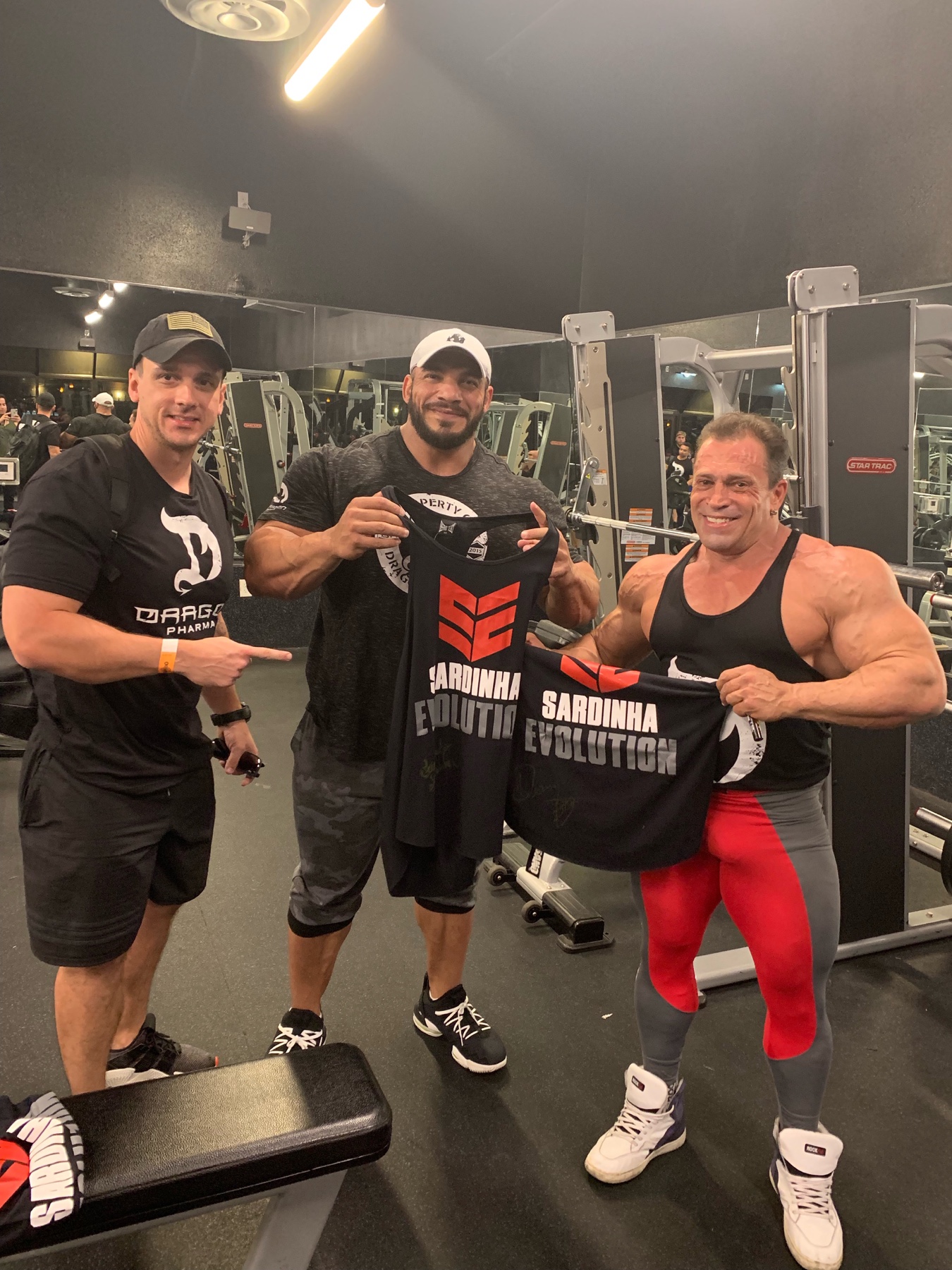 Will Jardim, um parceiro e Fernando Sardinha na academia, apresentando camisetas Sardinha Evolution