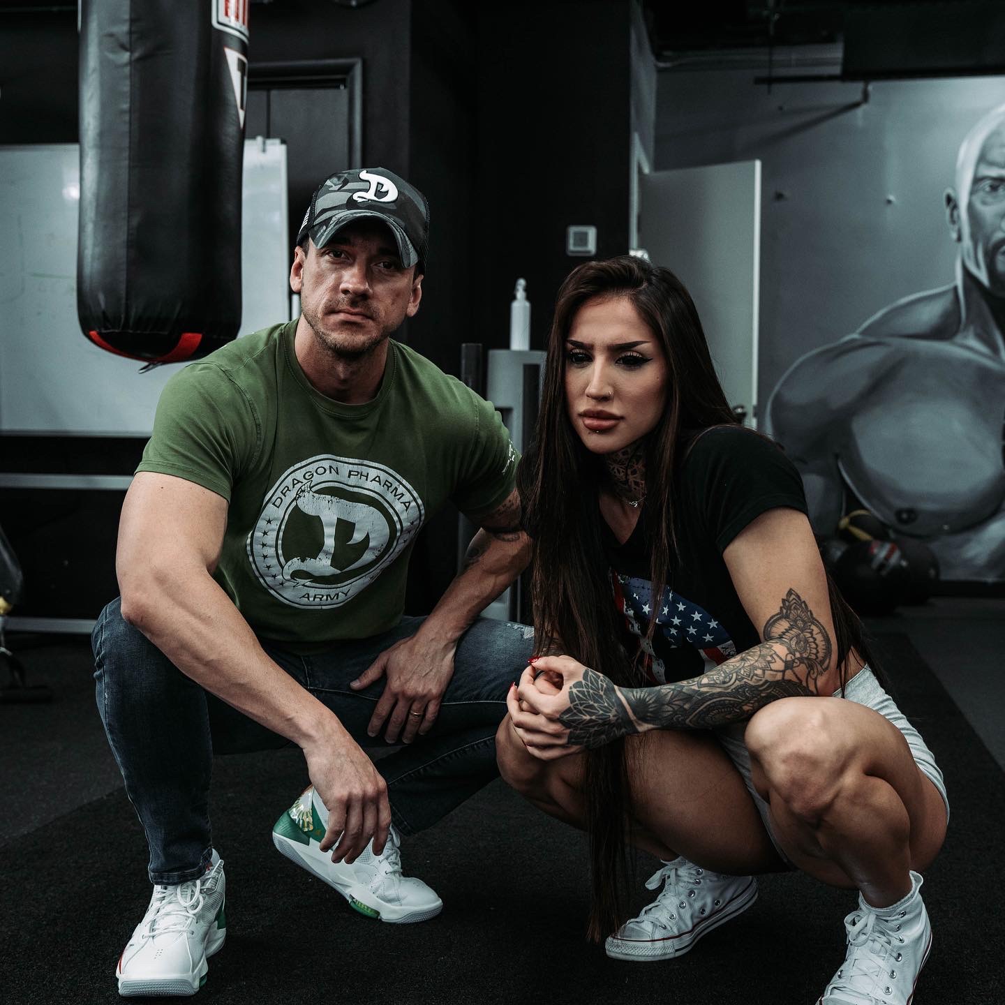 Will Jardim com Bakhar na academia, usando a camiseta Dragon Army